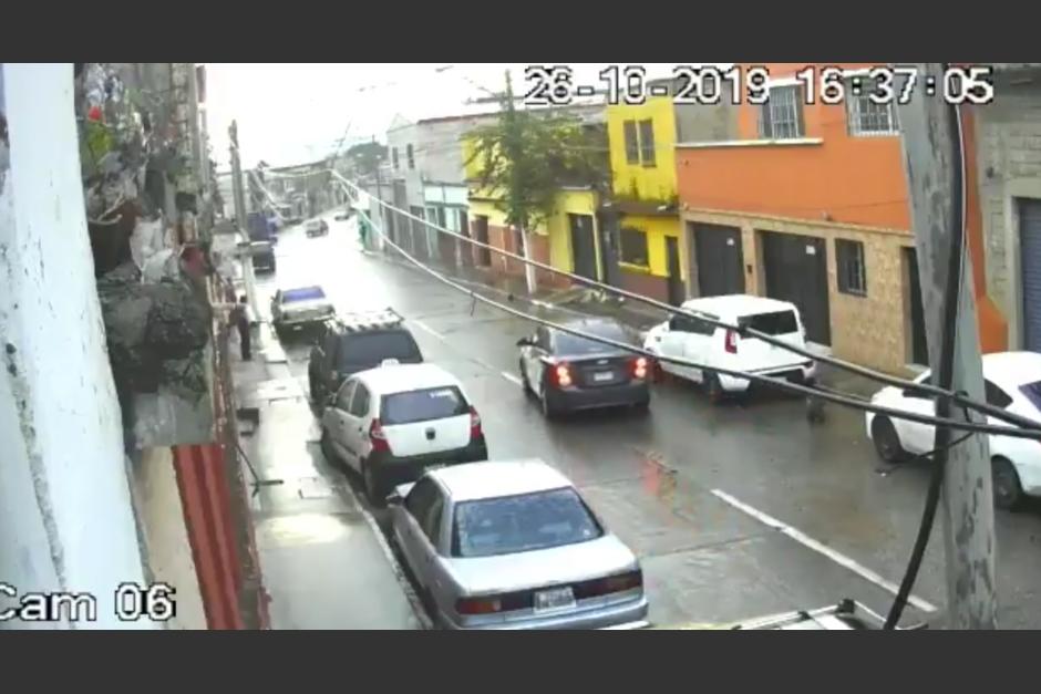 El video muestra cómo los ocupantes del vehículo asaltan a un peatón. (Foto: captura video/Twitter)&nbsp;