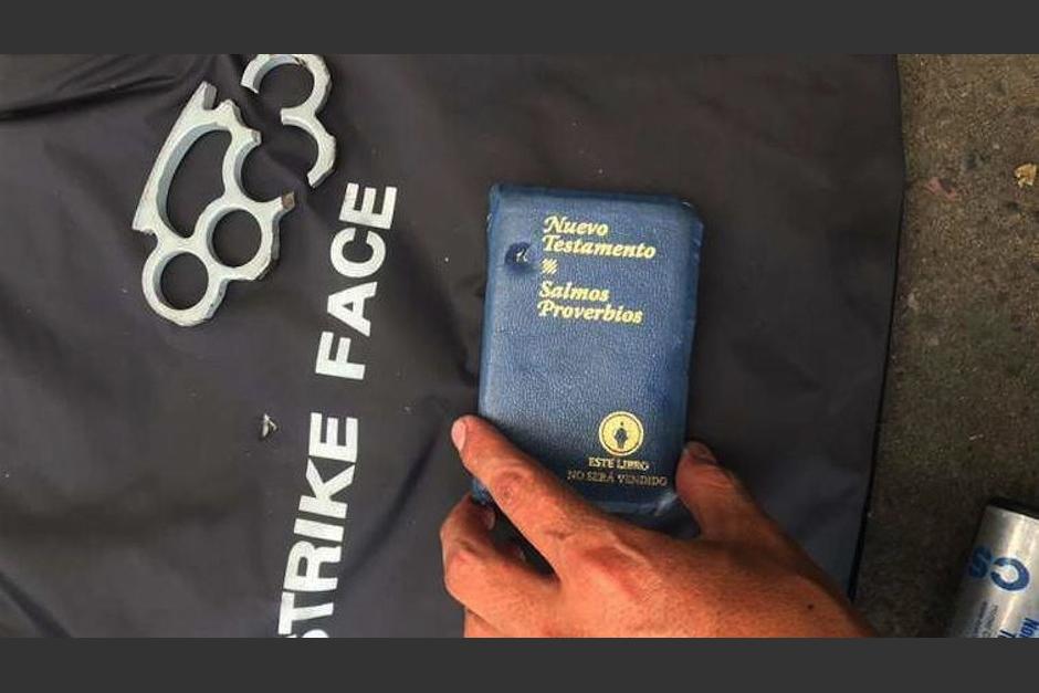 El policía asegura que la biblia de bolsillo salvó su vida. (Foto: Oficial)&nbsp;