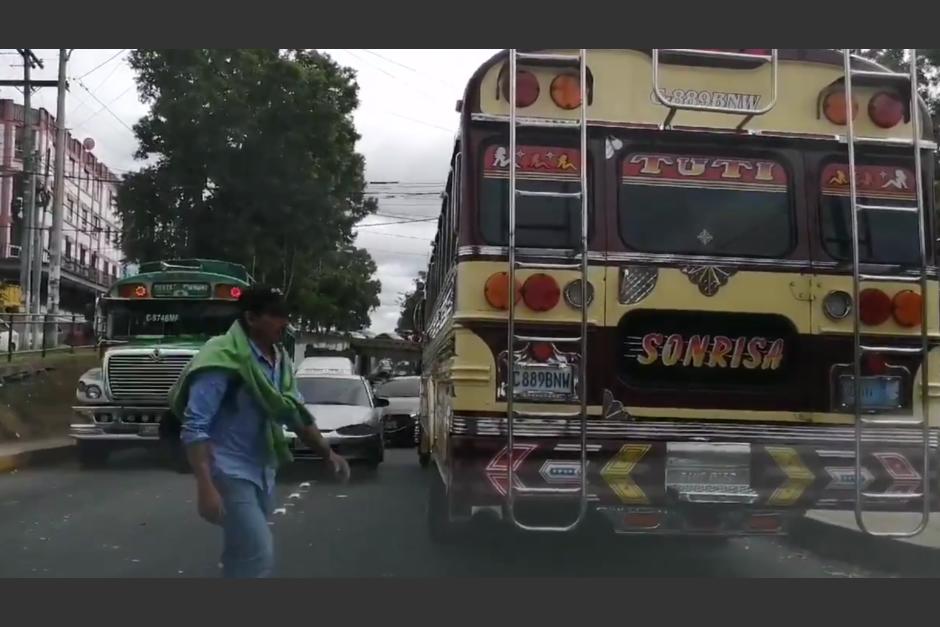 El conductor de un vehículo captó varias imprudencias en el tráfico cercano a El Trébol. (Foto: captura pantalla)&nbsp;