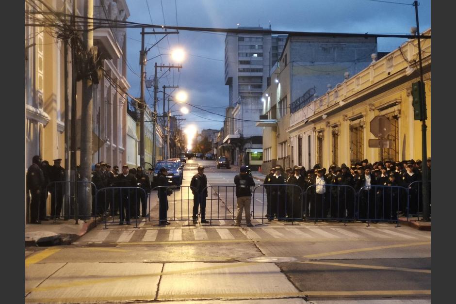Los alrededores del Congreso fueron cercados por la Policía Nacional Civil. (Foto: Archivo/cortesía-CNN Guatemala)&nbsp;