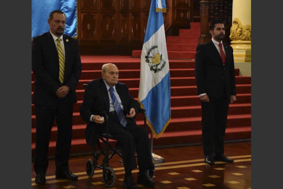 Carlos Soto Gómez, papá del ministro de Salud, Carlos Soto Menigazzo, recibió la Orden de Quetzal. (Foto: MSPAS)