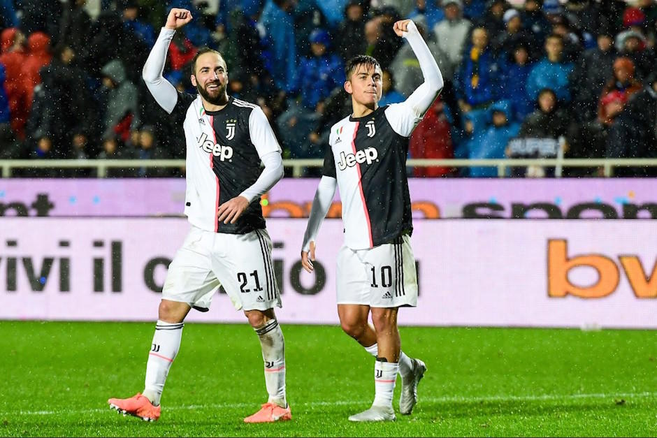 Gonzalo Higuaín y Paulo Dybala festejan el triunfo de la Juventus. (Foto: AFP)