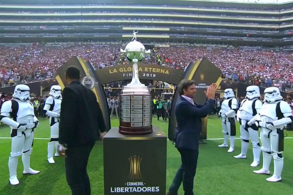 Los&nbsp;Stormtrooper resguardan la copa durante la previa a la final de la Copa Libertadores. (Foto: Twitter)