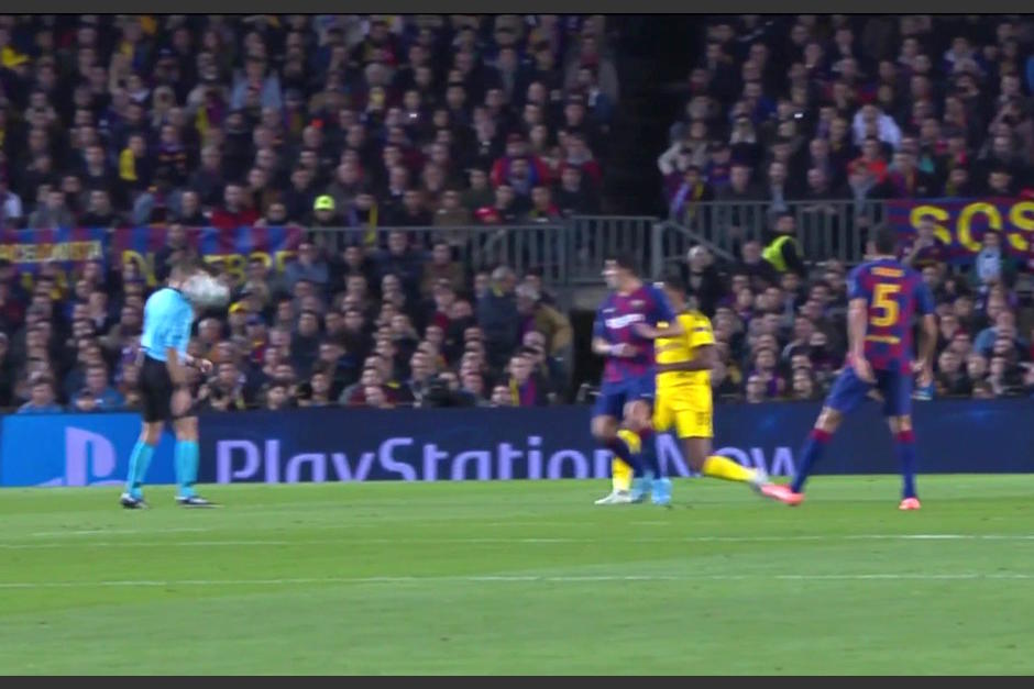 Momento en el que el árbitro recibe el impacto del balón lanzado por Luis Suárez. (Foto: Captura)