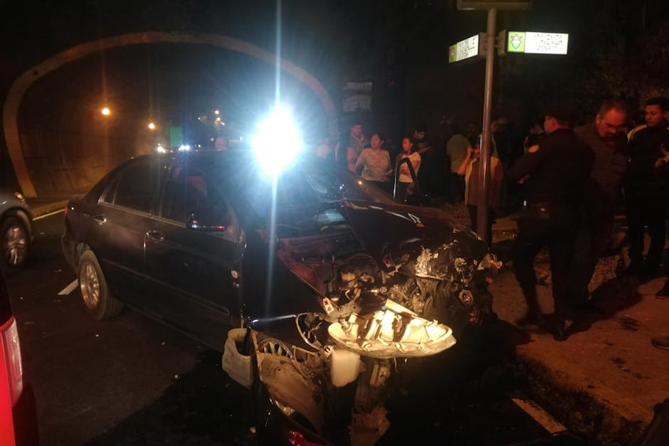 Un fuerte accidente se registró durante la noche de este miércoles sobre la 13 calle de la zona 11. (Foto: Amílcar Montejo/Soy502)