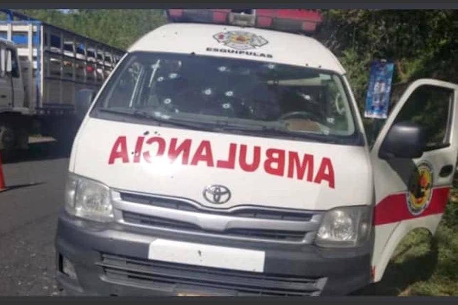 La ambulancia quedó con varios impactos de arma de fuego al frente. (Foto: Facebook)