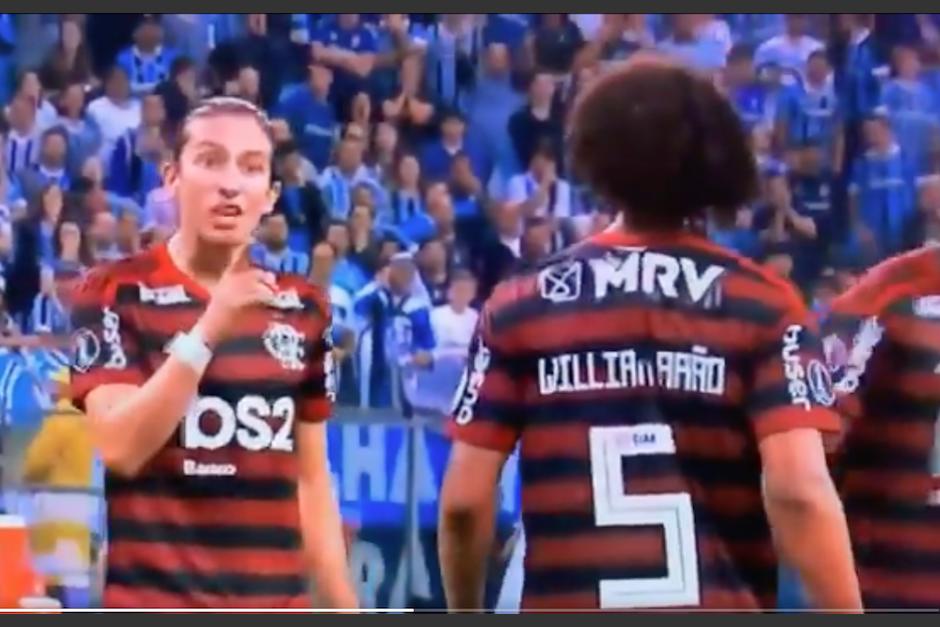 Filipe Luis encara a su compañero en pleno partido de fútbol. (Foto: Captura de video)