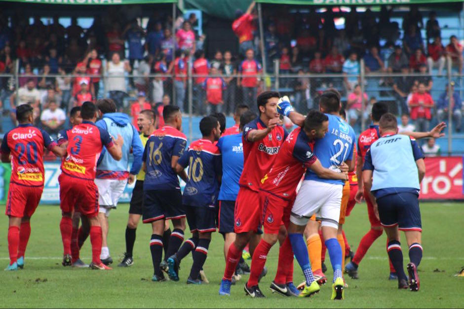 Momentos de tensión se vivieron en la gramilla del estadio del Trébol con golpes entre futbolistas. (Foto: Luis Barrios/Soy502)