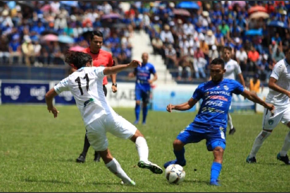 Agustín Herrera intenta quedarse con el balón. (Foto: Comunicaciones FC)