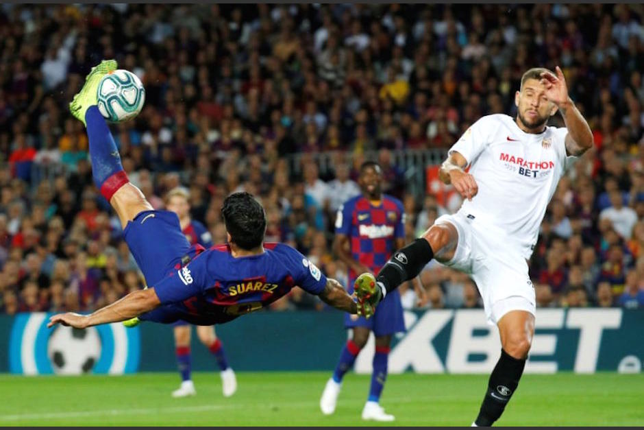 Momento exacto en el que Luis Suárez conecta el balón en su impresionante chilena. (Foto: Twitter)