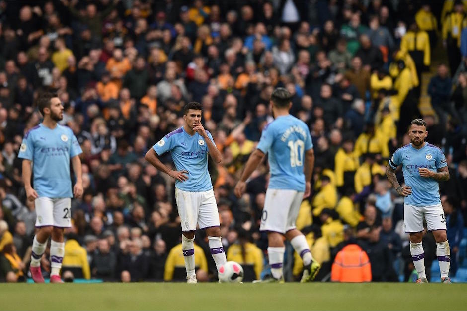 Los jugadores del Manchester City se lamentan la derrota al final del partido. (Foto: AFP)