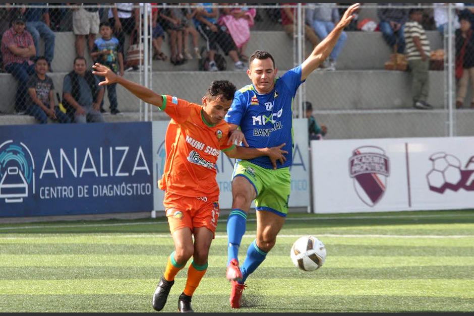 Marco Pappa disputa el balón ante la marca de un jugador naranjero. (Foto: Luis Barrios/Soy502)