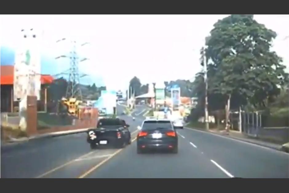 Tres carros efectúan una carrera clandestina en la ruta a El Salvador. (Foto: captura video)&nbsp;