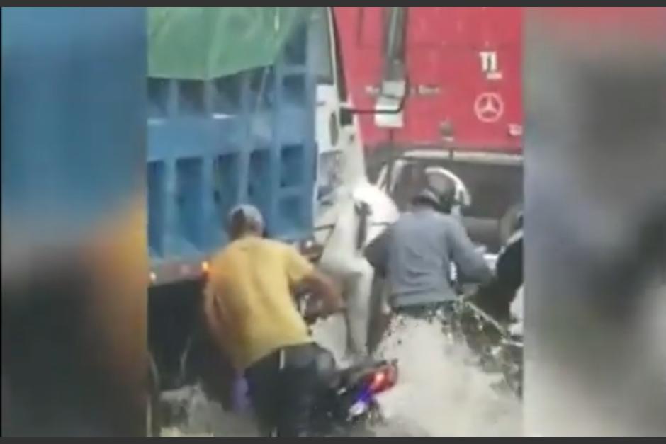 En videos compartidos en redes sociales se observa cómo los motoristas luchan contra las corrientes de agua. (Foto: captura pantalla)&nbsp;