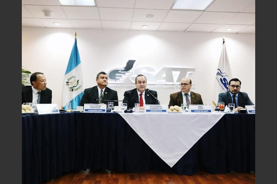 El presidente electo Alejandro Giammattei en reunión con representantes de la SAT. (Foto: @DrGiammattei)