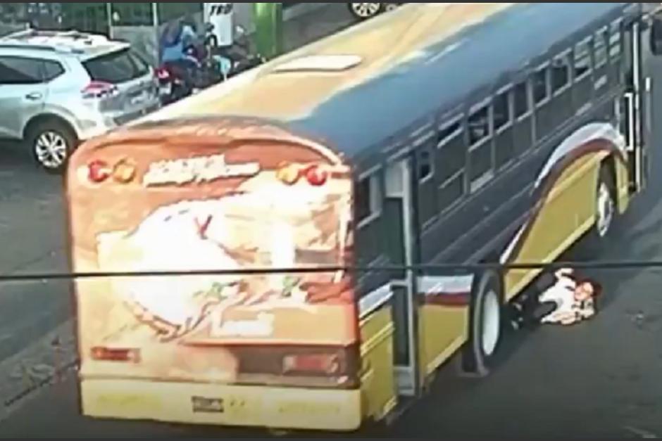 Joven trató de subir a un bus en marcha, no lo logró, resbaló y fue atropellado por el mismo vehículo. (Foto: Captura de pantalla)