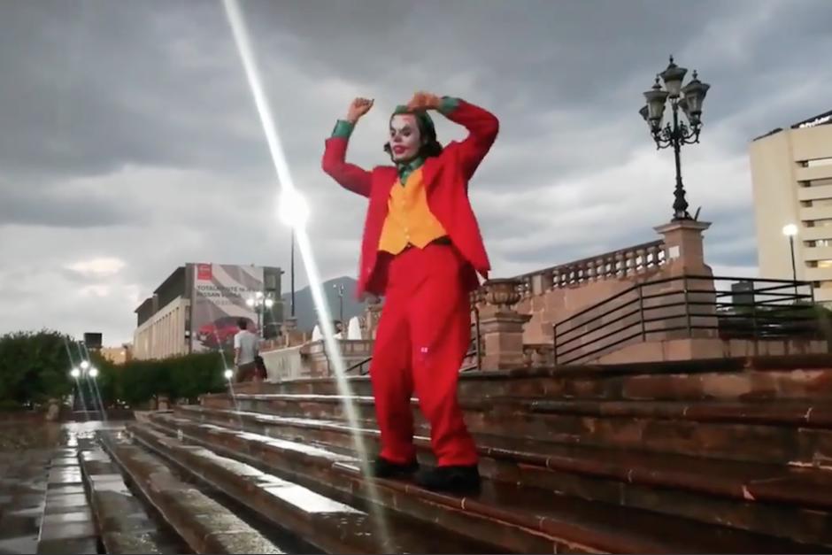 Un fan del Joker baila en una macroplaza de México. (Foto: Captura de video)