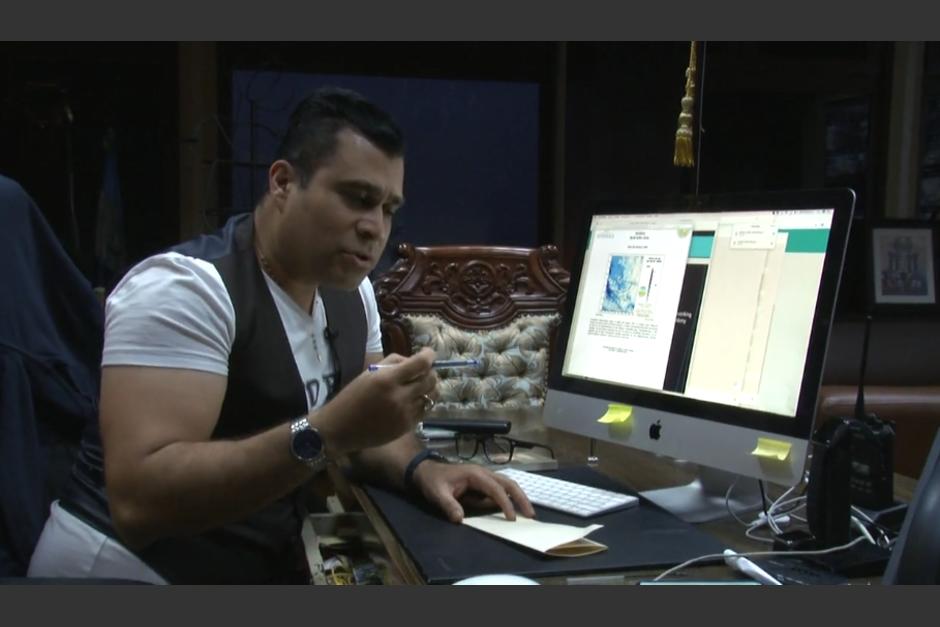El alcalde de Mixco explicó con dibujos por qué colapsó una tubería en Mixco. (Foto: captura video)&nbsp;