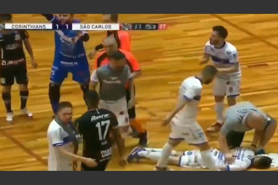 Jugador conmocionó a su rival de una criminal patada en el rostro, en partido de futsal en Brasil. (Foto: Captura de video)
