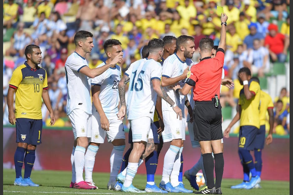 Un momento incómodo se vivió en el partido de Argentina cuando sus jugadores discutieron por patear un penal. (Foto: AFP)