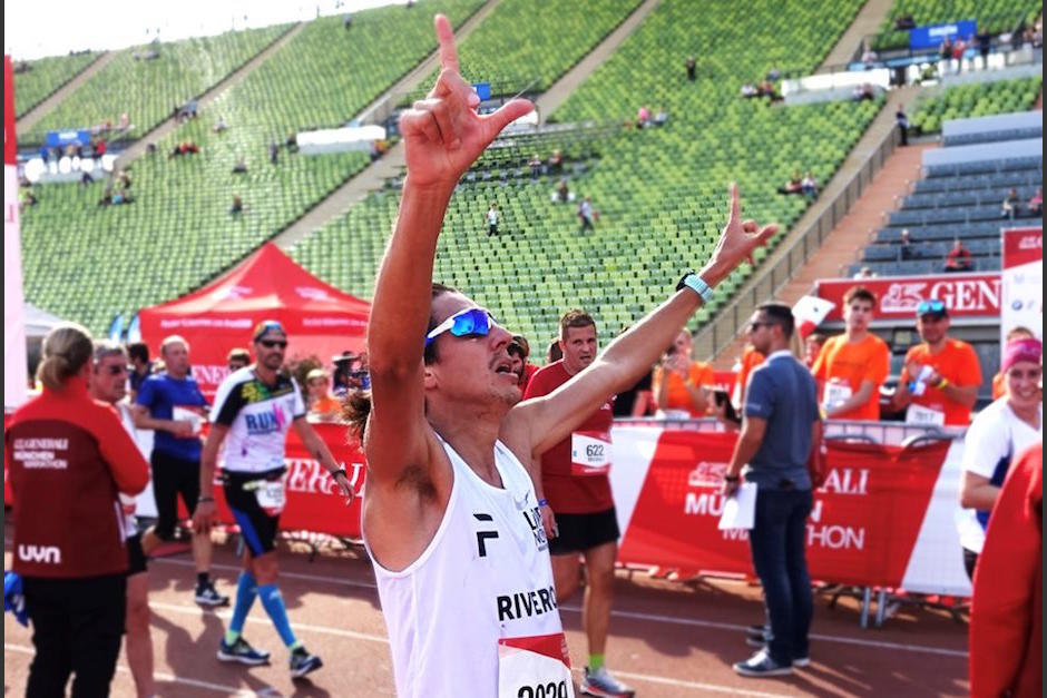 Luis Carlos Rivero levanta los brazos, tras cruzar la meta en el estadio Olímpico. (Foto: Instagram)