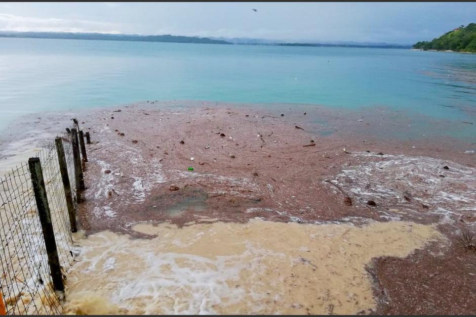 Los desechos y basura llegan en gran cantidad a las aguas del lago Petén Itzá debido a las lluvias de los últimos días en el norte del país. (Foto: Cortesía)