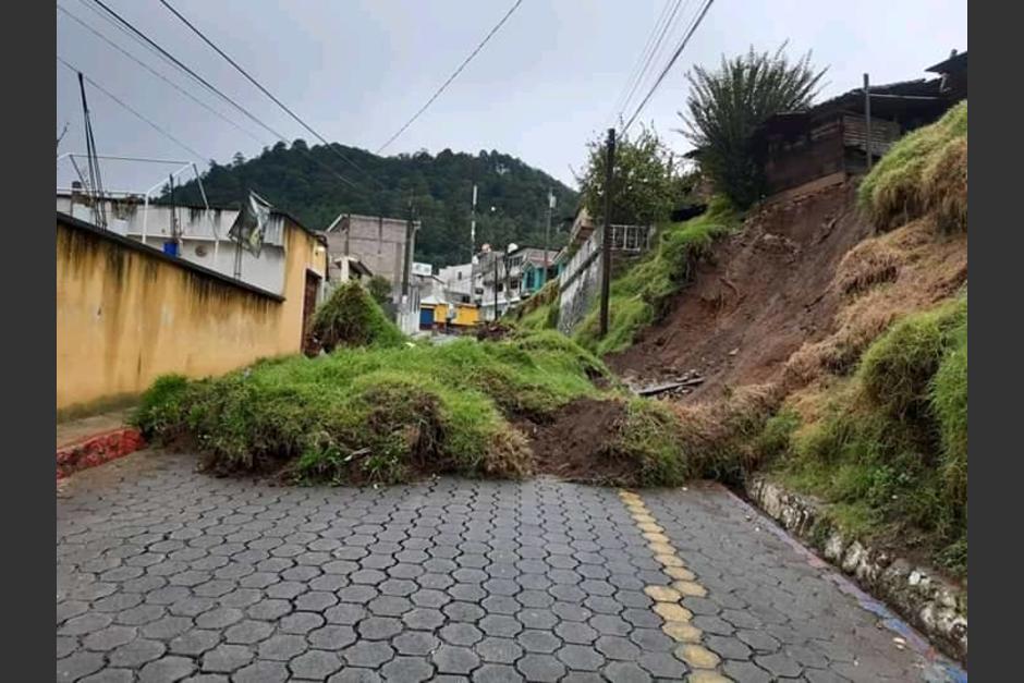 Un derrumbe de grandes proporciones bloquea ingreso al municipio de Santa Lucía Utatlán, Sololá. (Foto: Canal 30)