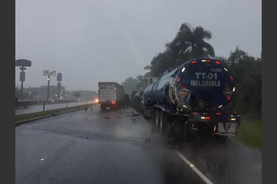 Dos cisternas chocaron en la autopista Palín-Escuintla. (Foto: PMT de Villa Nueva)