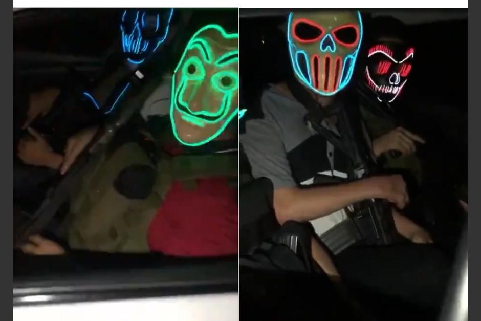 Presuntos sicarios y narcotraficantes aparecen con armas de grueso calibre y el rostro cubierto con máscaras luminosas para celebrar la liberación de "El Chapo". (Foto: Vanguardia)