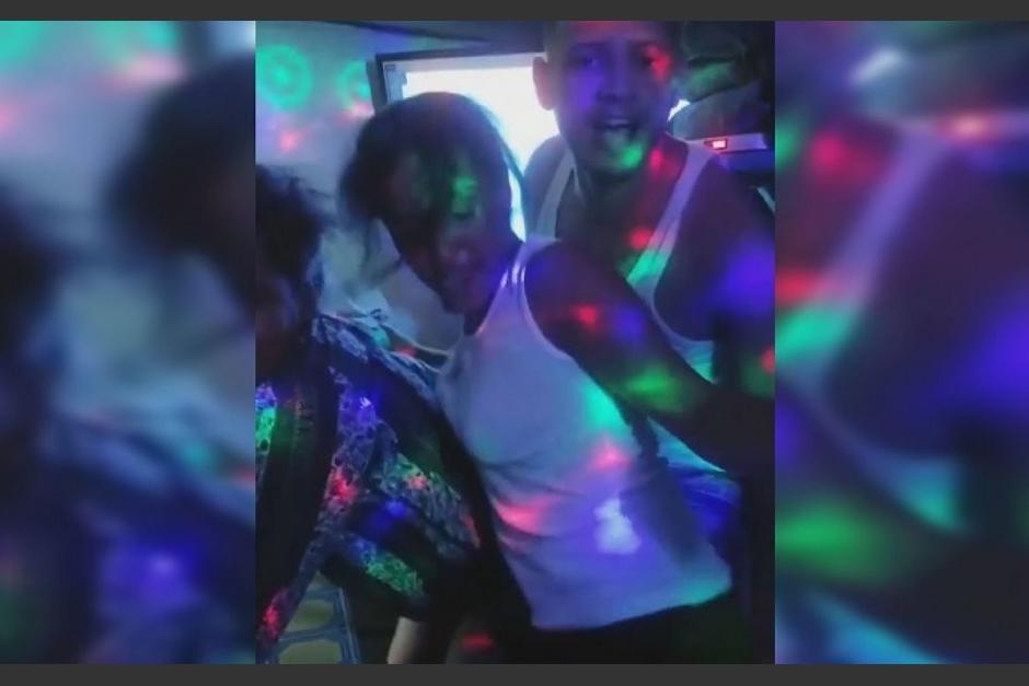 Reo publica video bailando con mujeres en su celda convertida en discoteca. (Foto: Captura de video)