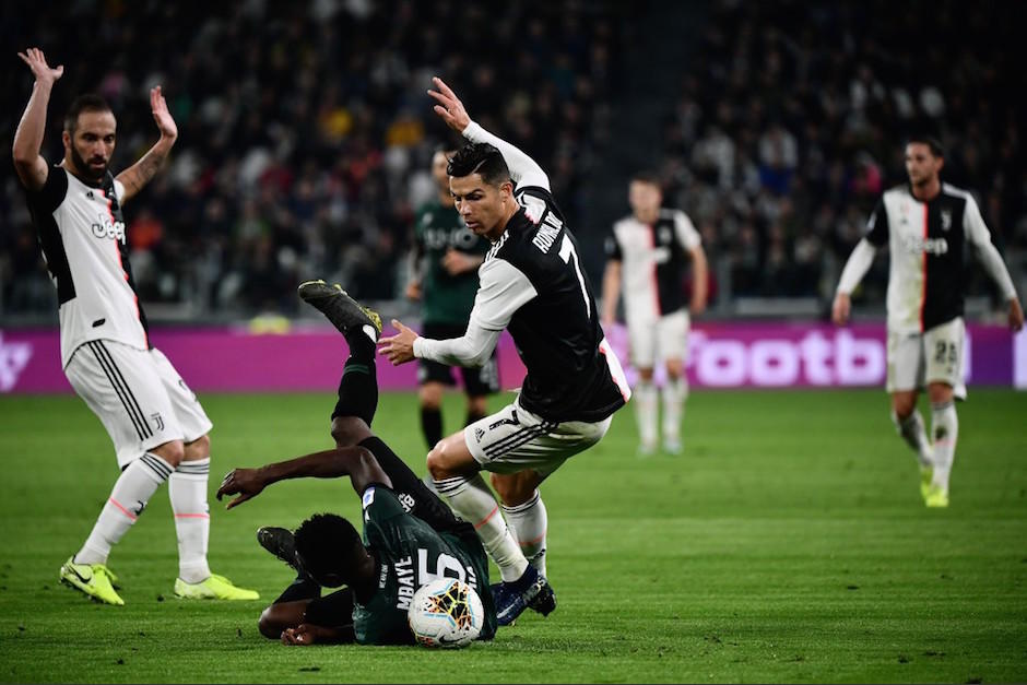 Cristiano Ronaldo deja a un rival en el camino. (Foto: AFP)