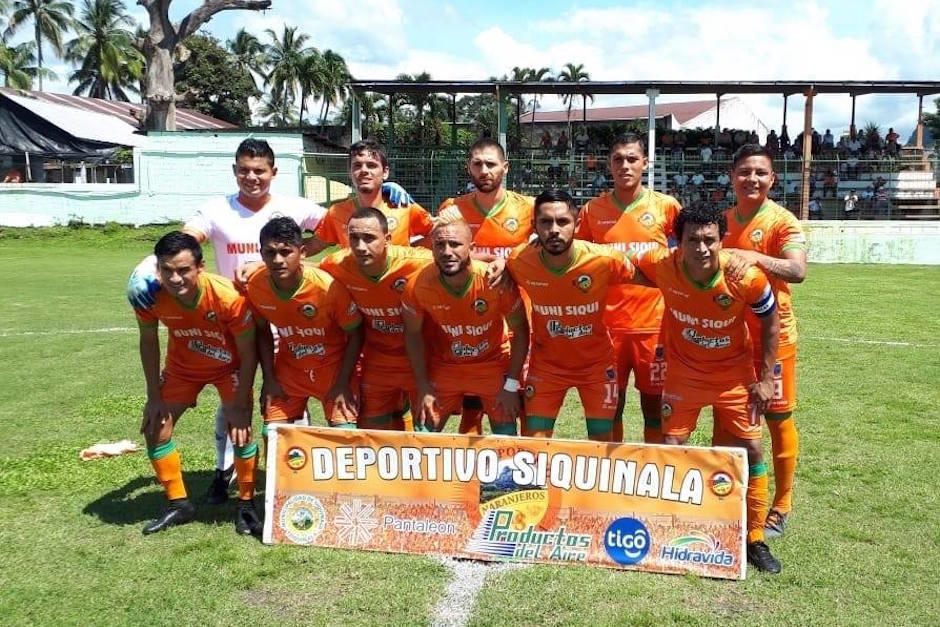 El equipo titular de Siquinalá en el partido ante Sanarate FC. (Foto: Andrés-ADF)