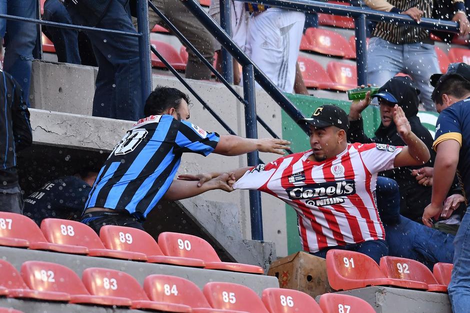 Aficionados se fueron a los golpes en la tribuna del estadio Alfonso Lastras. (Foto: Twitter)