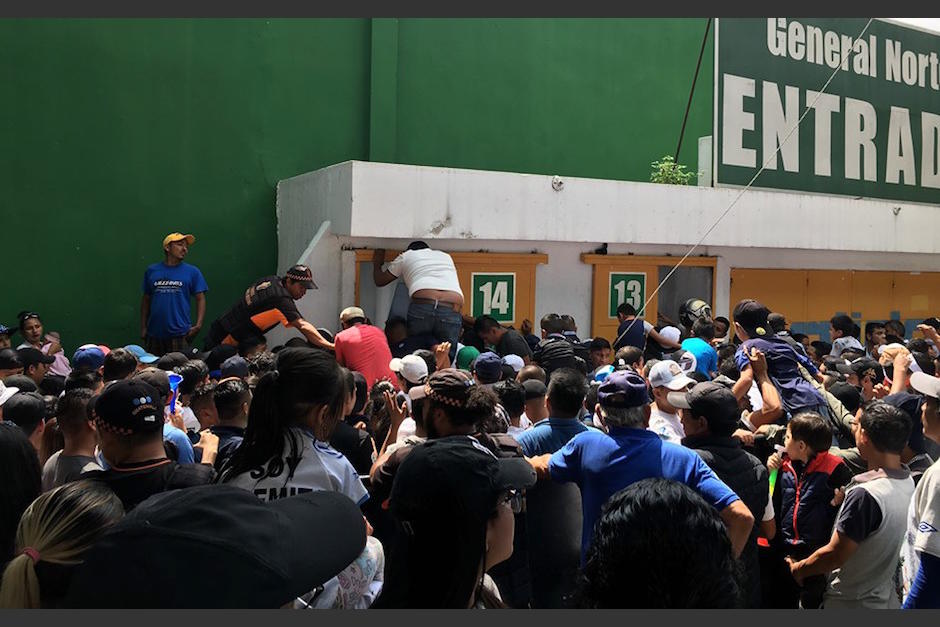 Los aficionados de Comunicaciones se quedaron sin entrar al estadio. (Foto: Luis Barrios/Soy502)