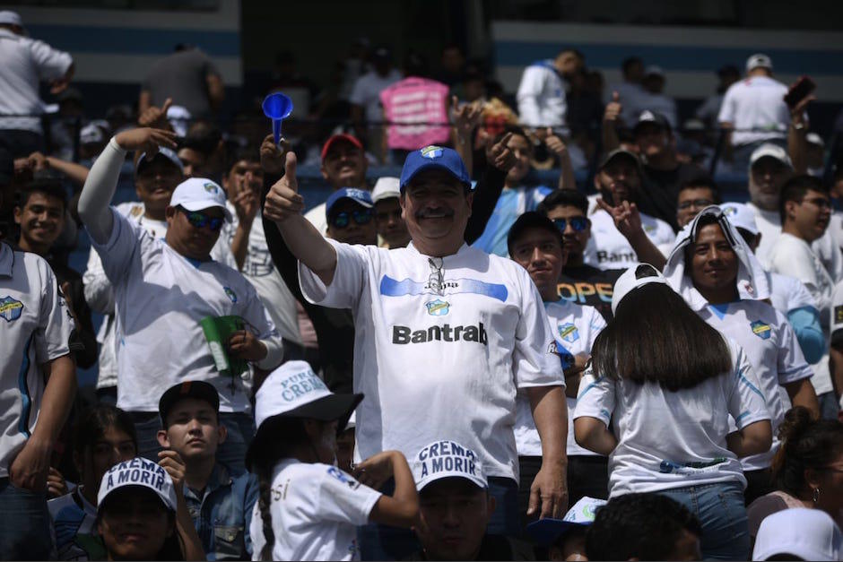 Los aficionados Cremas llegaron en buen número al estadio Nacional. (Foto: Wilder López/Soy502)