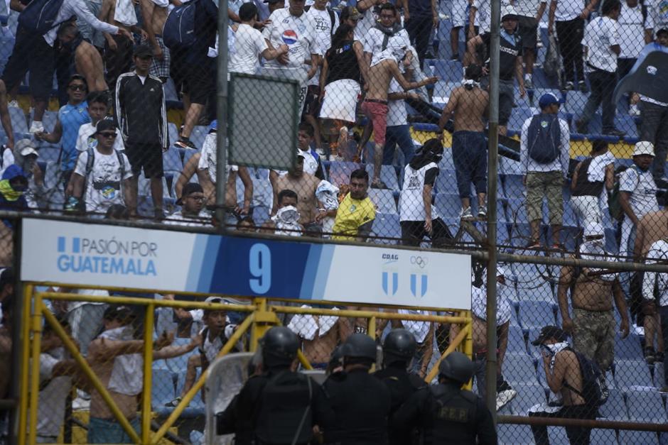 Los aficionados mostraron su molestia, luego de la derrota de Comunicaciones. (Foto: Wilder López/Soy502)