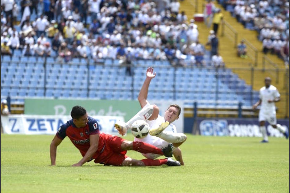 Momento en el que Cristian Hernández sufre la terrible lesión. (Foto: Wilder López/Soy502)