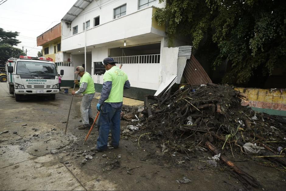 Personal de la Municipalidad de San Miguel Petapa apoya a los bomberos en la limpieza de su estación. (Foto: Wilder López/Soy502)