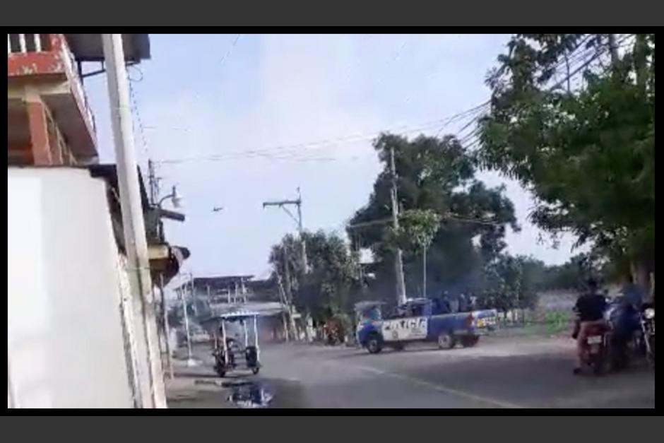 Una patrulla pasa a toda prisa y aún se observa el humo por los disparos de gas lacrimógeno. (Foto: captura de pantalla)&nbsp;