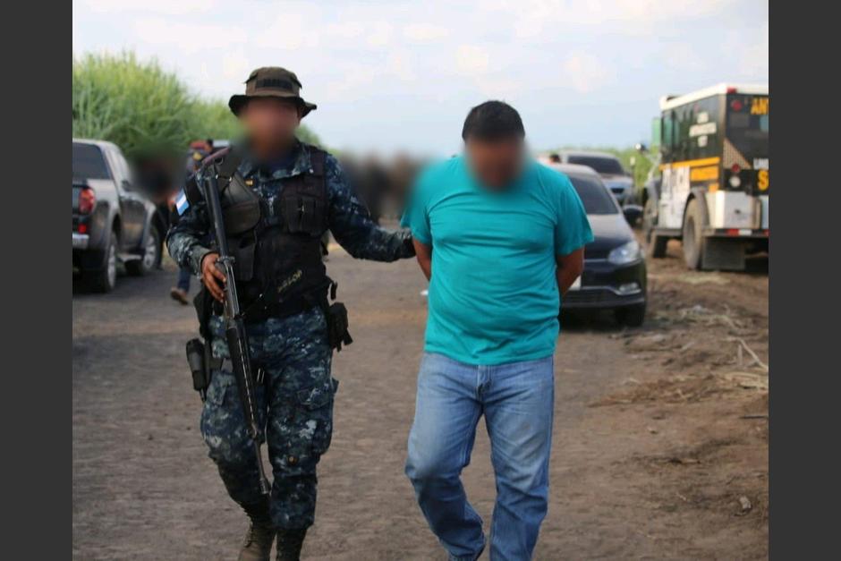 Luis Rolando Méndez Becher fue capturado cuando sustraía equipo de una avioneta que esta siendo requisada. (Foto: PNC)