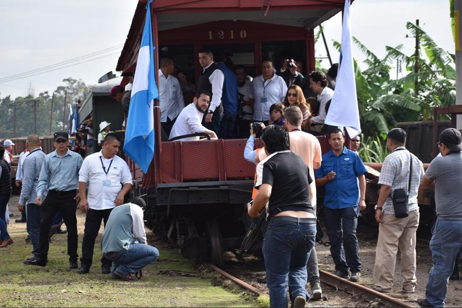El presidente Jimmy Morales, acompañado de su esposa Patricia de Morales, esperan que el tren inicie su recorrido, pero este se descarriló. (Foto: Fredy Hernández/Soy502)