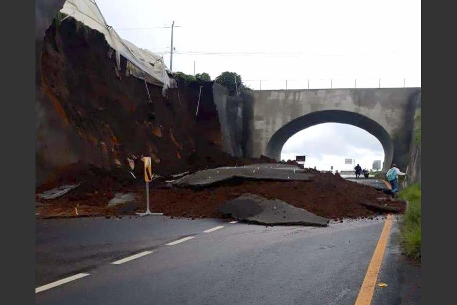 La ruta se ha visto afectada por los constantes desprendimientos de tierra que caen sobre la cinta asfáltica. (Foto: Víctor Chamalé)