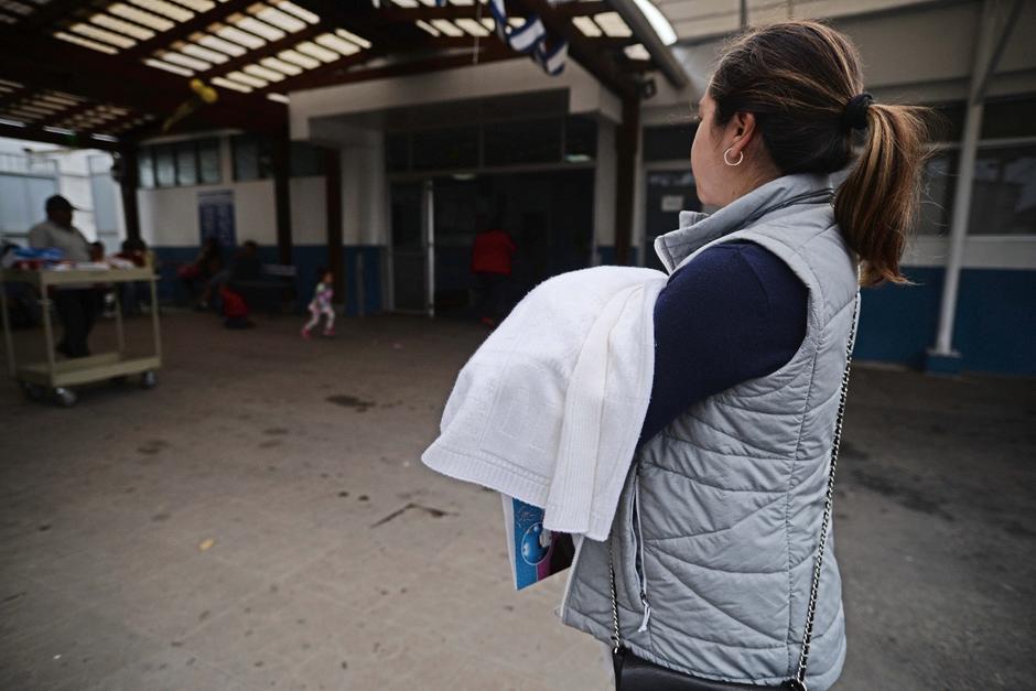 Los padres de las gemelas quemadas por una lámpara que les cayó en la clínica de neonatos del IGSS de Pamplona denunciaron lo que consideran negligencia del personal. (Foto: Wilder López/Soy502)
