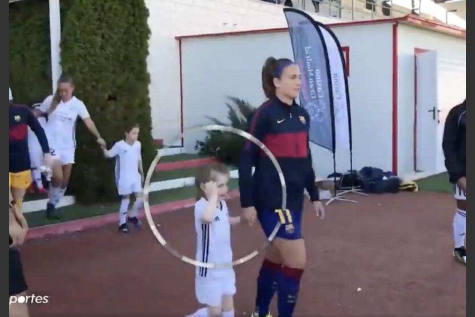 El berrinche&nbsp; de una niña se hizo viral ya que no quería salir de la mano con una jugadora del FC Barcelona. (Foto: Captura de video)
