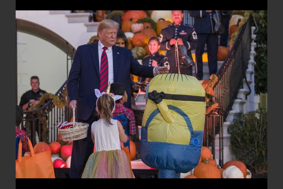 El momento se hizo viral por la forma en que la pareja presidencial entregó los dulces al niño. (Foto: captura pantalla video)&nbsp;