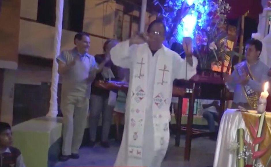 Un sacerdote se hizo viral al bailar cumbia en plena celebración religiosa. (Foto: Captura de video)