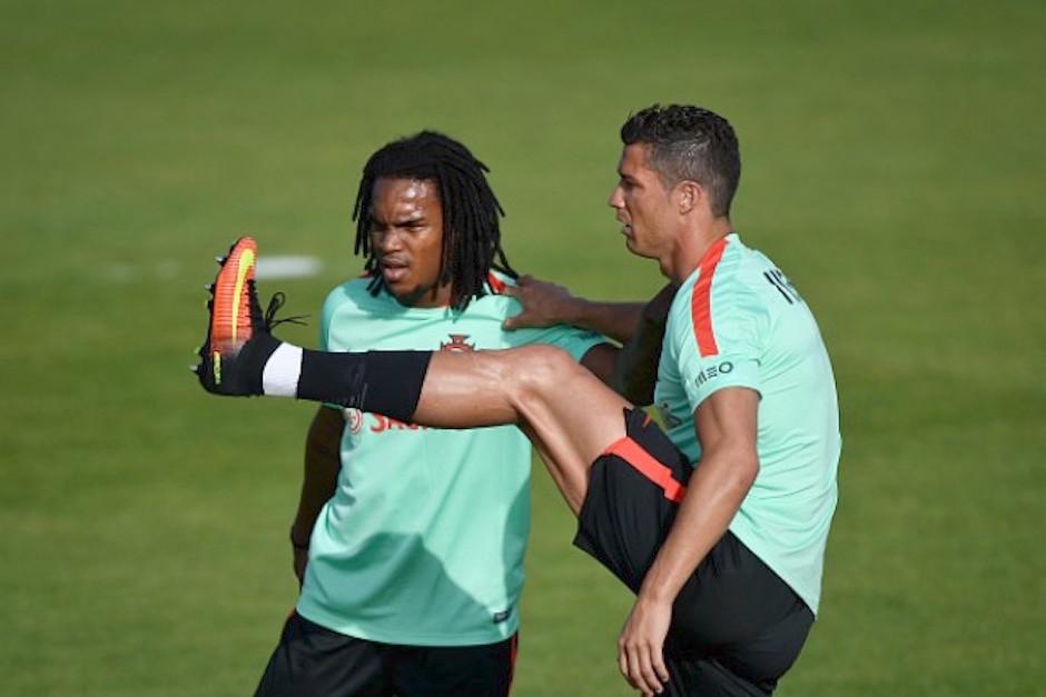 Cristiano Ronaldo se puso muy "cariñoso" con Renato Sanchez en el entrenamiento de Portugal. (Foto: AFP)