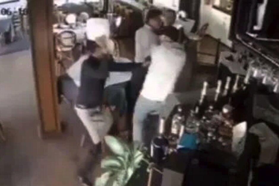 Un mesero contuvo a un ladrón golpeándolo con un plato. (Foto: Captura de video)