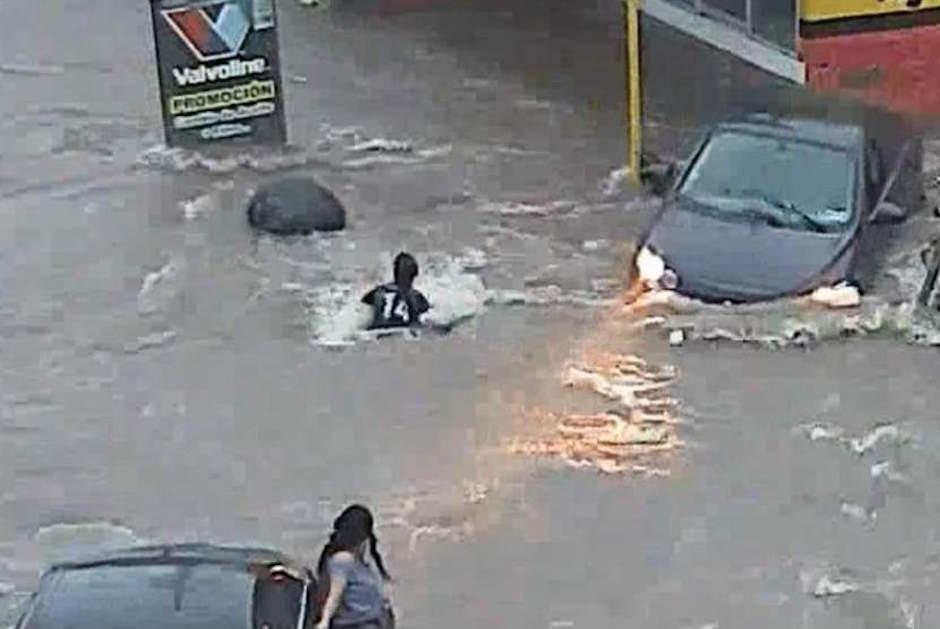 Una alcantarilla inundada se traga a una mujer. (Foto: Captura de video)