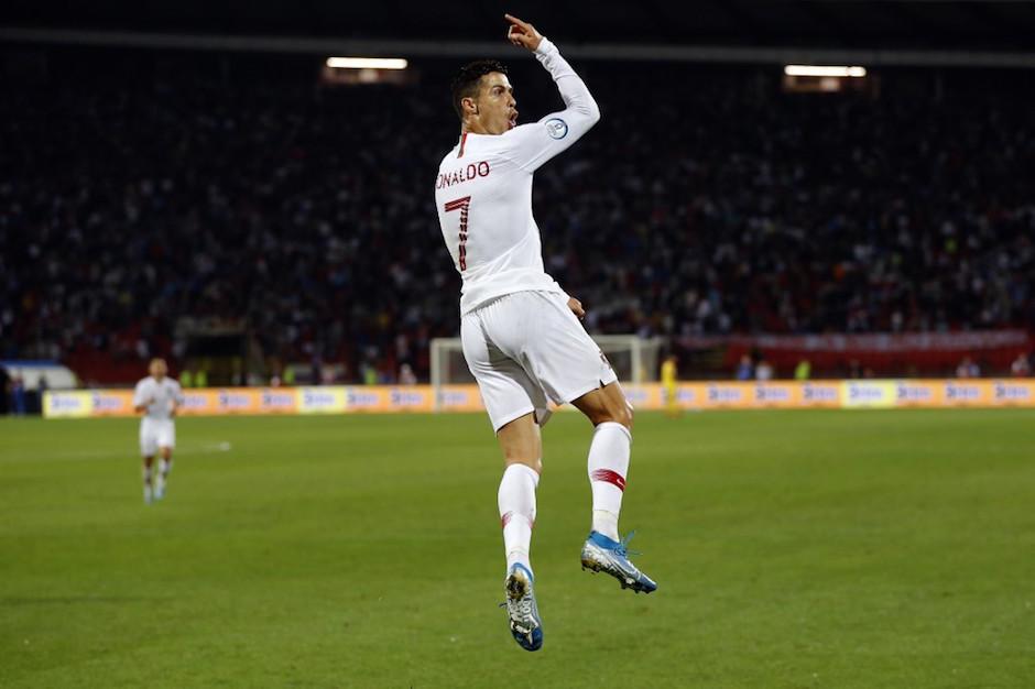 Cristiano Ronaldo festeja su anotación ante Serbia. (Foto: AFP)